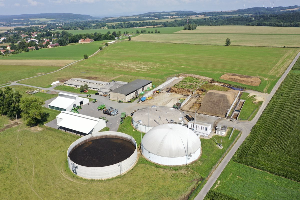 Farma Opatov — letecký pohled na zemědělský areál s bioplynovou stanicí